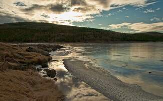 1200px-Reynisvatn_4362544365.original.format-jpeg.jpg