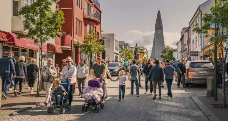 People on Skólavörðustígur