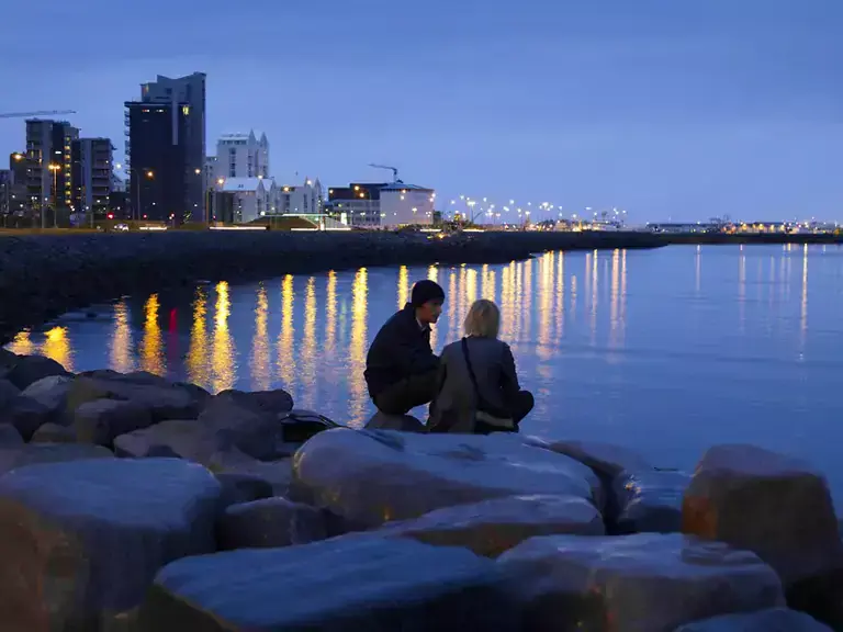 A couple at Sæbraut seaside