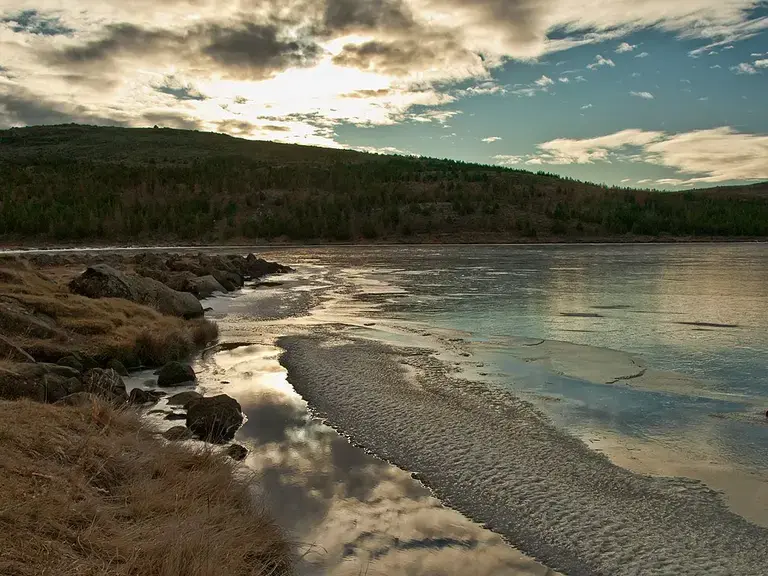 1200px-Reynisvatn_4362544365