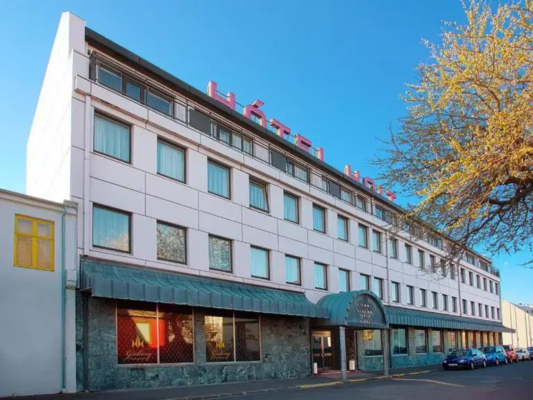 Hotel Holt on the outside